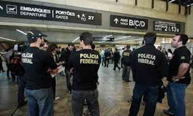 Policiais federais esperam por deportado em Confins. Ele será levado para a Penitenciária José Maria Alkmin