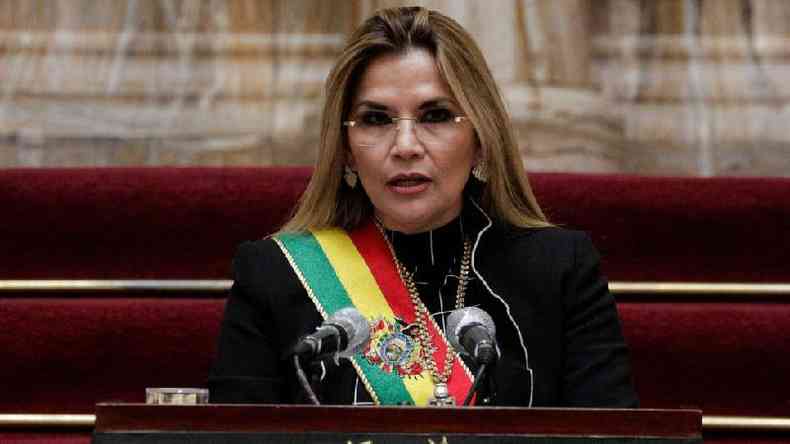 Jeanine ez com faixa presidencial com as cores da Bolvia