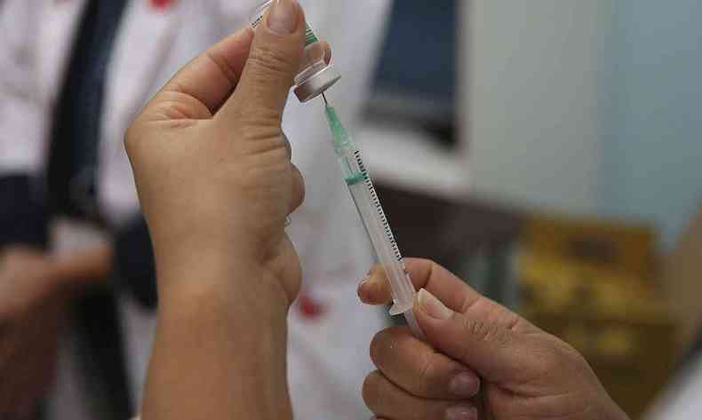 O ministrio confirmou a compra de mais 54 milhes de doses da Coronavac, vacina produzida pelo Instituto Butantan em parceria com a Sinovac(foto: Agncia Brasil/Reproduo)