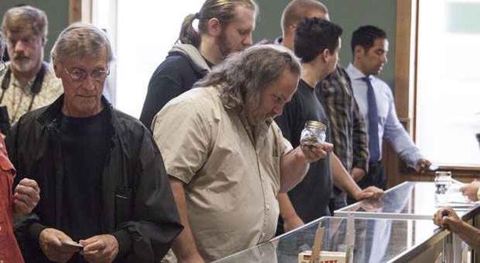 Clientes fazem fila e olham produtos em balcão de loja especializada em vender maconha(foto: David Ryder/Getty Images/AFP) Clientes fazem fila e olham produtos em balcão de loja especializada em vender maconha(foto: David Ryder/Getty Images/AFP)