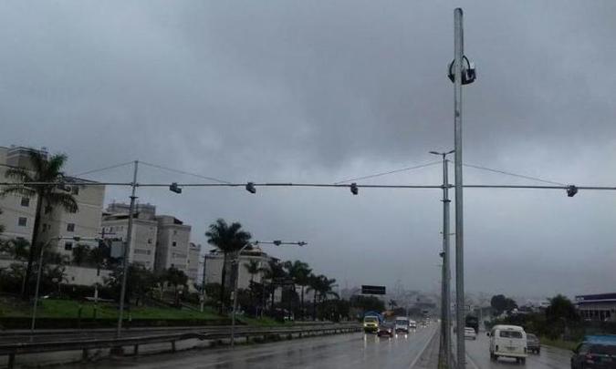 Novos equipamentos de detecção ficam agora sobre pórtico focados para faixa específica(foto: Prefeitura Belo Horizonte/Divulgação) Novos equipamentos de detecção ficam agora sobre pórtico focados para faixa específica(foto: Prefeitura Belo Horizonte/Divulgação)