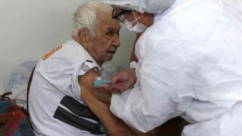 Brasil ainda no tem doses de vacina suficientes para imunizar toda a populao mais vulnervel, como idosos e profissionais da linha de frente do combate  covid-19(foto: REUTERS/Rodolfo Buhrer)