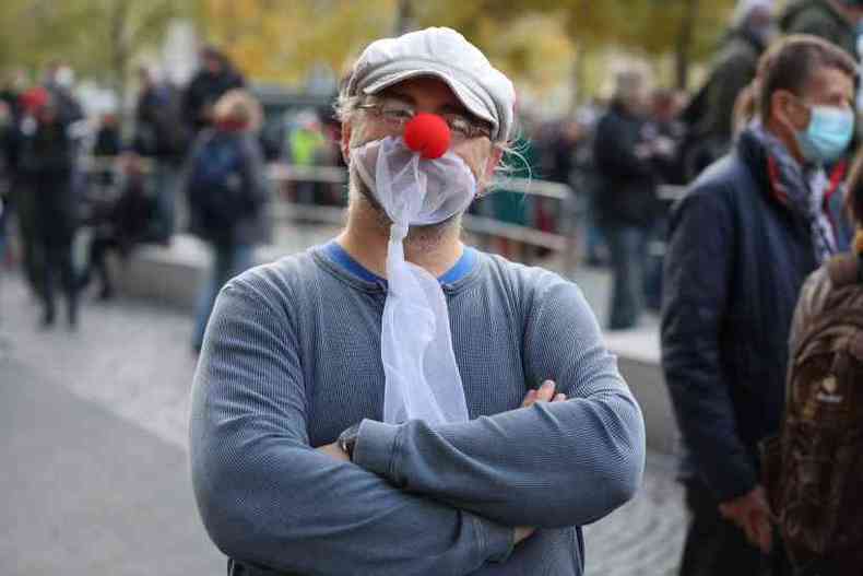 Manifestante contra as restries impostas pela pandemia em Frankfurt(foto: Yann Schreiber/AFP)