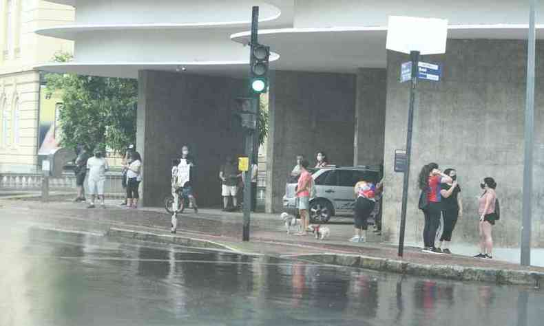 Pessoas se protegendo da chuva na Praa da Liberdade durante o final de semana do feriado(foto: Edsio Ferreira/EM/D.A. Press)
