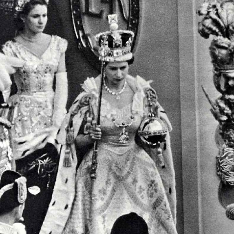 A rainha Elizabeth em sua coroao, carregando o cetro, com a Estrela da frica