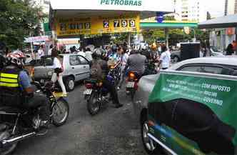 Posto na Avenida lvares Cabral ficou lotado na manh desta quinta-feira (foto: Paulo Filgueiras/EM/D.A Press)