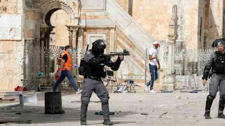 Confrontos violentos ocorreram do lado de fora da mesquita de Al Aqsa, na Cidade Velha de Jerusalém(foto: Reuters)