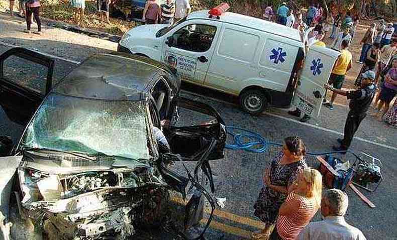 Uma pessoa morreu e outras cinco ficaram feridas em um grave acidente entre um Fiat Siena e uma Hilux SW4 na manh de sbado na BR-262, em Martins Soares, na Regio da Zona da Mata mineira. O motorista do primeiro veculo invadiu a contramo e bateu de frente com o outro carro(foto: Jailton Pereira/Portal Capara )