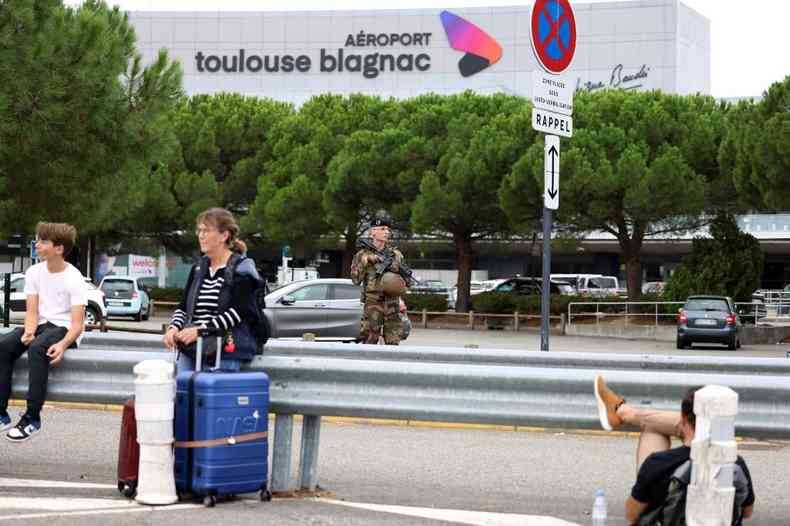 Soldado francs patrulha aeroporto de Toulouse, no sudoeste da Frana, evacuado por ameaa terrorista, assim como outros cinco no pas