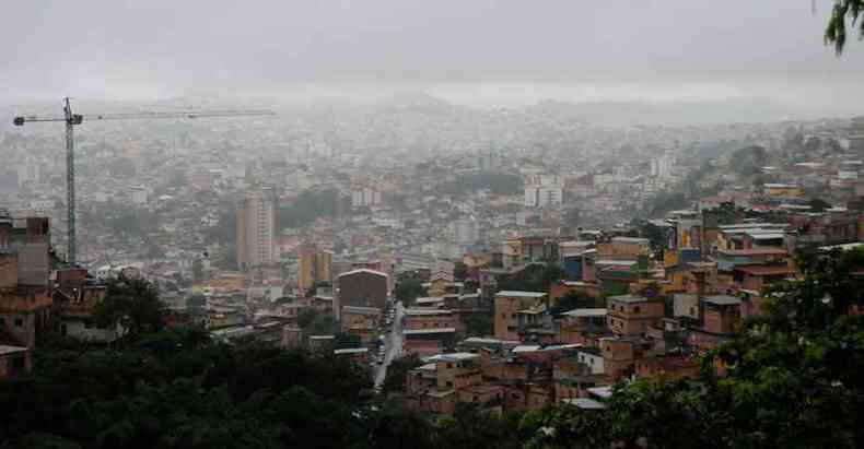 Vista da cidade sob chuvas a partir do Bairro Santana do Cafezal, onde casa tombou ontem: Defesa Civil monitora reas de risco e j retirou 17 famlias de suas casas(foto: Juarez Rodrigues/EM/D.A Press)