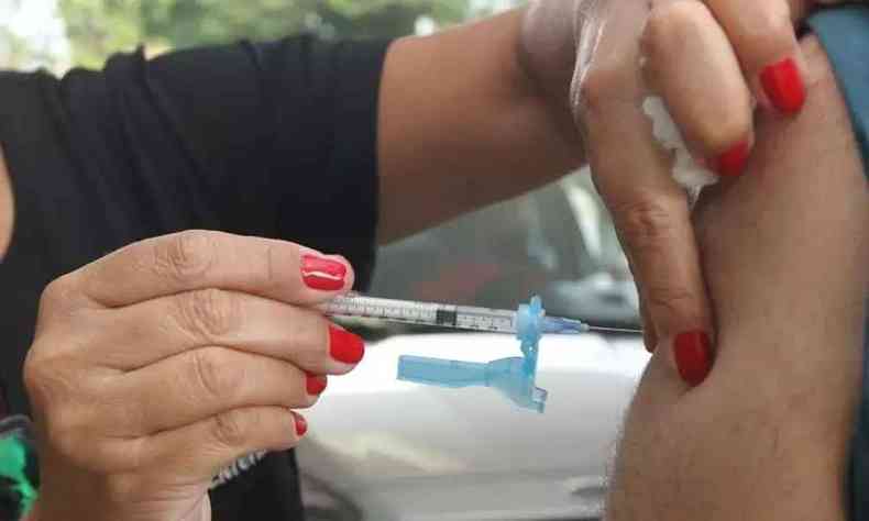 Pessoa recebendo aplicação de vacina 