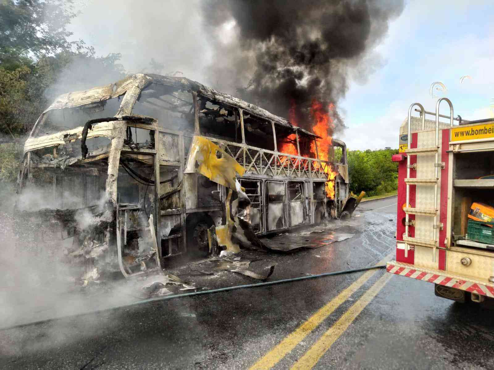 Ônibus bate de frente com van na BR-251 e deixa dois mortos e 10 feridos