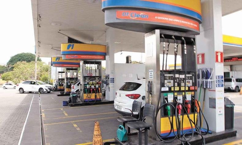 O resultado do grupo de Transportes foi influenciado principalmente pelo aumento da gasolina, causando o maior impacto individual do mês (foto: Jair Amaral/EM/D.A Press - 23/10/21) Posto de combustível