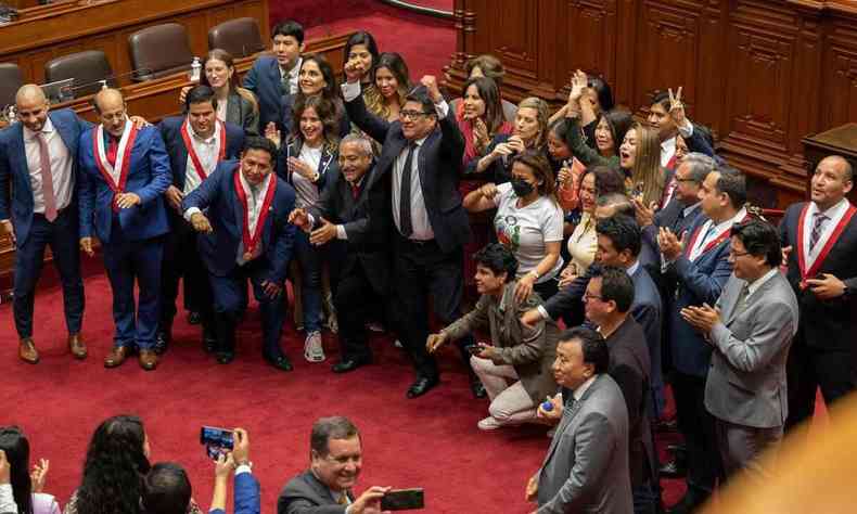 Parlamentares peruanos comemoram moo que destituiu Castillo
