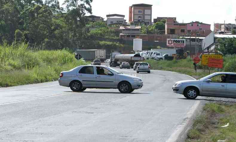 Joo Monlevade - MG. Carros atravessam a BR 381, em Joo Monlevade, onde, segundo dados estatsticos, o ndice de acidentes com mortes  alto