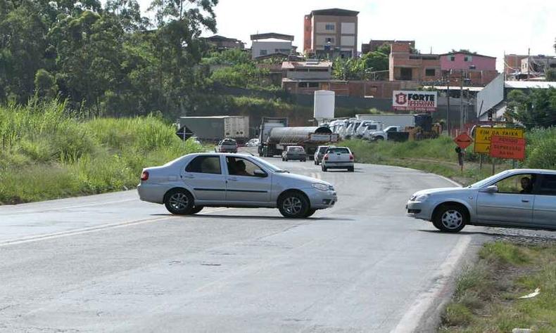 Mistura de tráfegos urbano e rodoviário, com veículos cruzando a perigosa BR-381, é um dos gargalos em João Monlevade(foto: Edésio Ferreira/EM/D.A Press) João Monlevade - MG. Carros atravessam a BR 381, em João Monlevade, onde, segundo dados estatísticos, o índice de acidentes com mortes é alto