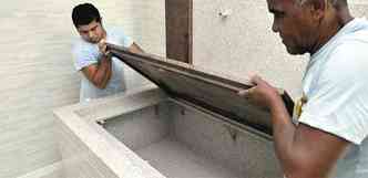 No noviciado operrios preparam o tmulo de granito que receber os ossos da freira(foto: TLIO SANTOS/EM/D.A PRESS)