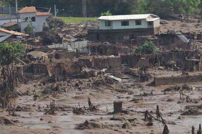 Bento Rodrigues e Paracatu de Baixo ficaram cobertos de lama aps o rompimento da barragem da mineradora Samarco(foto: Juarez Rodrigues/EM/D.A Press)