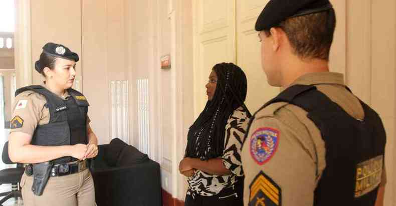 Policiais da Companhia de Preveno com Ana Luza, que pediu ajuda: efetivo feminino e masculino para conscientizao de homens e mulheres(foto: Jair Amaral/EM/D.A Press)