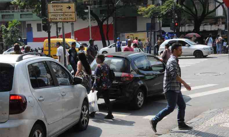 Motoristas invadem a faixa que d preferncia a quem est a p (foto: Paulo Filgueiras/EM/DA Press)