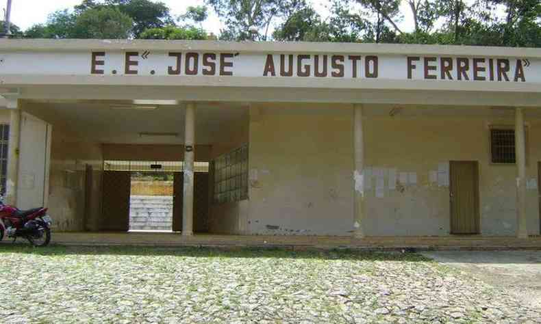 Fachada da Escola Estadual Jos Augusto Ferreira, em Caratinga
