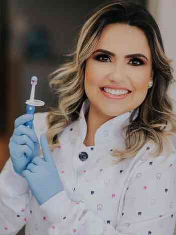Carolina Freitas Lage, dentista