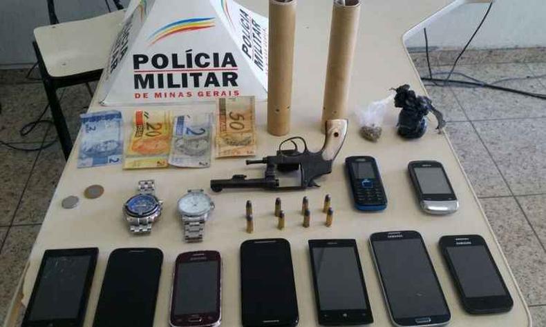 Com suspeitos de assaltos  nibus, militares encontraram revlver e munio(foto: PMMG/Divulgao)