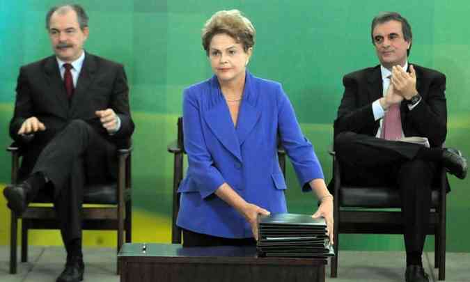 Dilma Rousseff apresentou as novas medidas em cerimnia acompanhada pelos ministros Aloizio Mercadante e Jos Eduardo Cardozo (foto: ISAAC AMORIM/AG)