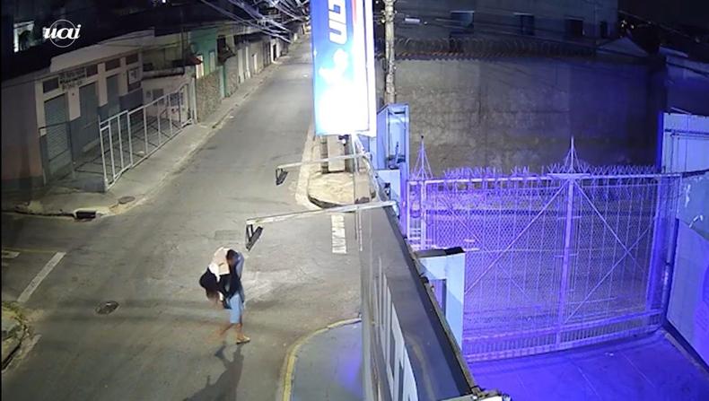 Imagens mostram momento que jovem  levada por homem suspeito de estupr-la