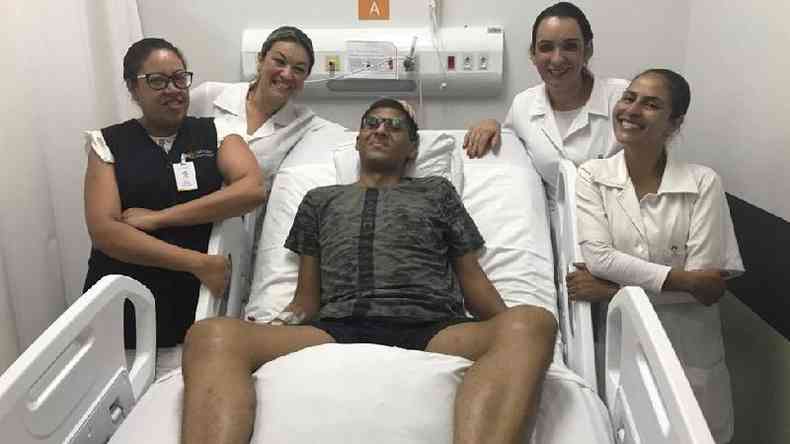 Vitor rodeado por enfermeiras que acompanharam seu período no hospital