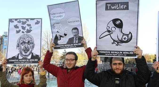 Turcos carregam placas em protesto contra o autoritarismo do primeiro ministro Tayyip Erdogan, que quer bloquear no pas o twitter e outras redes sociais(foto: ADEM ALTAN/AFP)