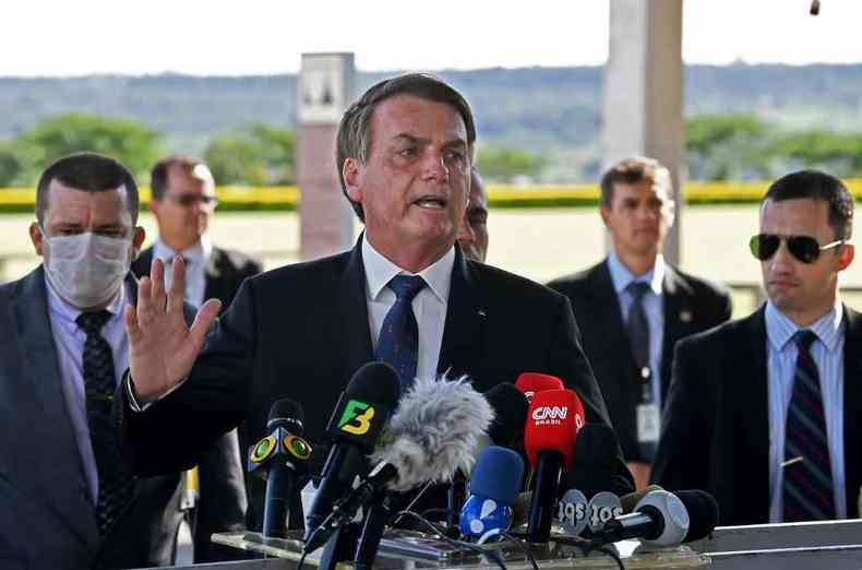 Bolsonaro em pronunciamento do lado de fora do Planalto