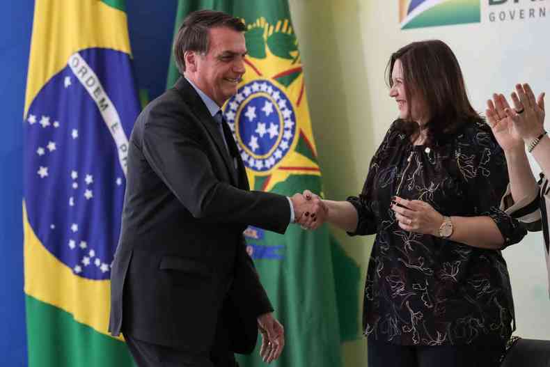 Presidente da Repblica, Jair Bolsonaro cumprimenta a deputada Bia Kicis (PSL/DF)(foto: Marcos Corra/PR)