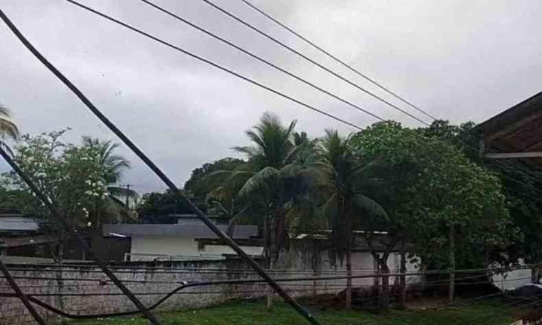 Vista da cidade com cu nublado 