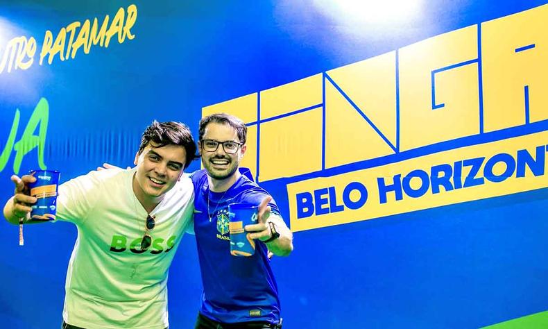 Henrique Granata e Gustavo Velloso sorriem para a cmara