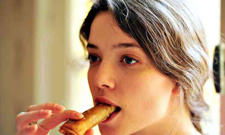 Em cena sensual do filme Charuto de mel, atriz Zo Adjani come o doce a que se refere o ttulo do longa 
