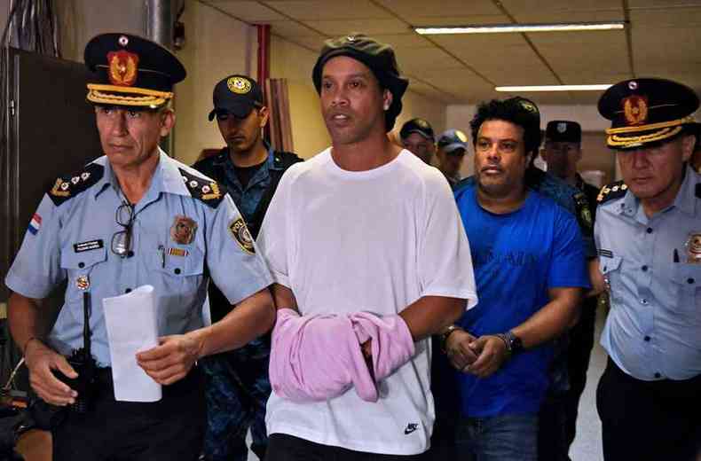 Ronaldinho Gacho e o irmo, Assis, foram detidos em 7 de maro, acusados de fraude com passaporte no Paraguai(foto: NORBERTO DUARTE/AFP)