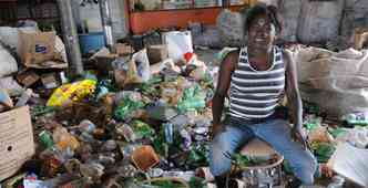 Mayre Souza, da mesma cidade, comemora a inaugurao de um galpo de triagem para catadores de papel(foto: Beto Novaes/EM/D.A Press. Brasil)