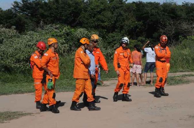 Bombeiros no segundo dia de buscas se informam novamente com o pai do menino desaparecido, o pastor Albervan(foto: Marcos Vieira/EM/D.A. Press) Bombeiros no segundo dia de buscas se informam novamente com o pai do menino desaparecido, o pastor Albervan(foto: Marcos Vieira/EM/D.A. Press)