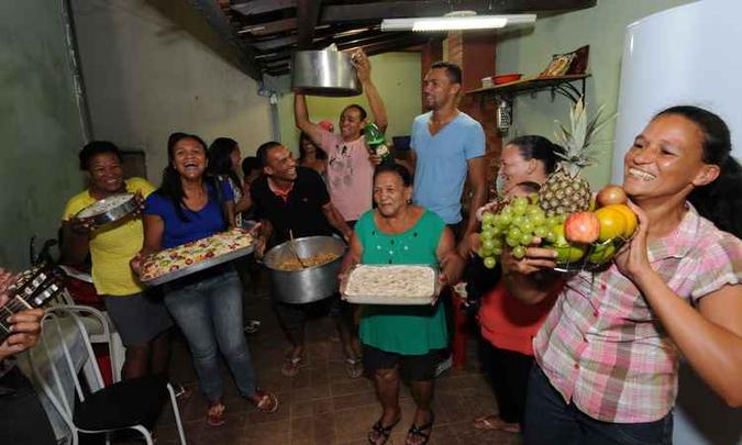 Família de Efigênia Gonçalves manteve a tradição de se reunir para o Natal e não abriu mão de comemorar ao som de viola, mas ceia teve sabor de saudade(foto: Gladyston Rodrigues/EM/D.A Press) Família de Efigênia Gonçalves manteve a tradição de se reunir para o Natal e não abriu mão de comemorar ao som de viola, mas ceia teve sabor de saudade(foto: Gladyston Rodrigues/EM/D.A Press)