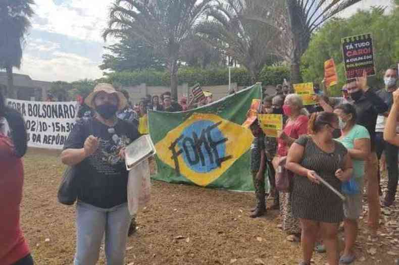 Manifestantes seguram cartazes sobre a fome e a alta no preo dos alimentos, alm de palavras de ordem contra a famlia Bolsonaro
