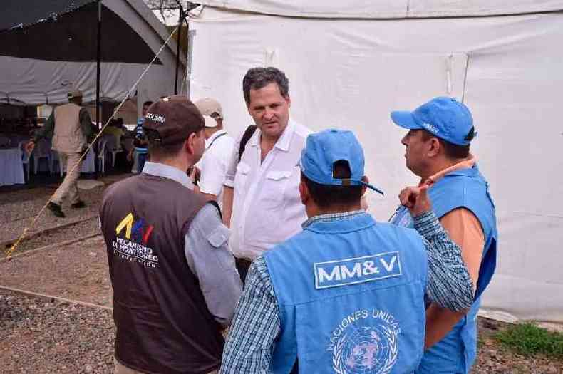 Pessoas conversando perto de barracas