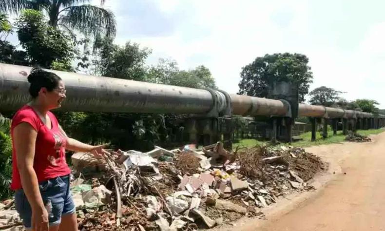 Moradora de Mrio Campos mostra entulho causado pelas chuvas do incio do ano 