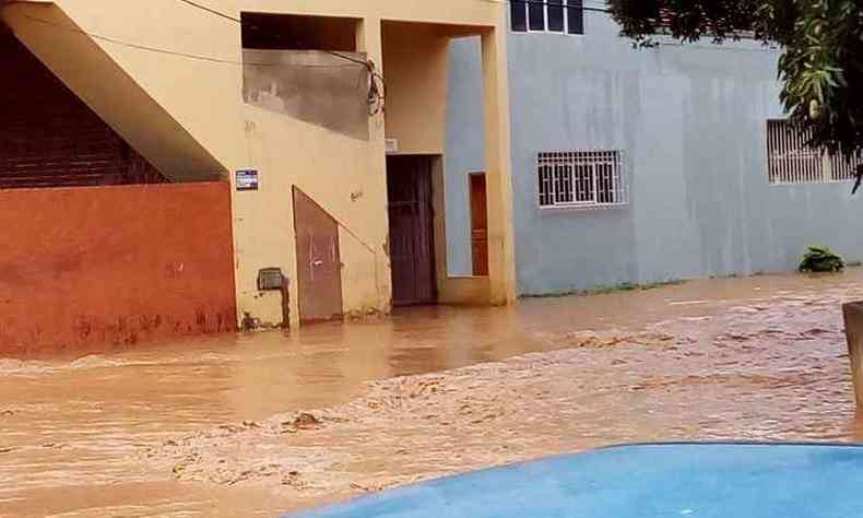 Cheia do Rio Joo Pinto tirou 500 pessoas de casa, segundo a Defesa Civil de Conselheiro Pena(foto: Informe Leste/Divulgao)