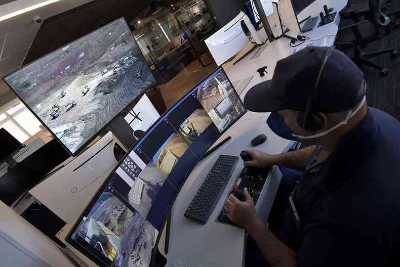 Operador controla remotamente por monitor e controles a Mina de Mar Azul, no desmanche descaracterizao da barragem B3/B4 sobre Macacos em Nova Lima 