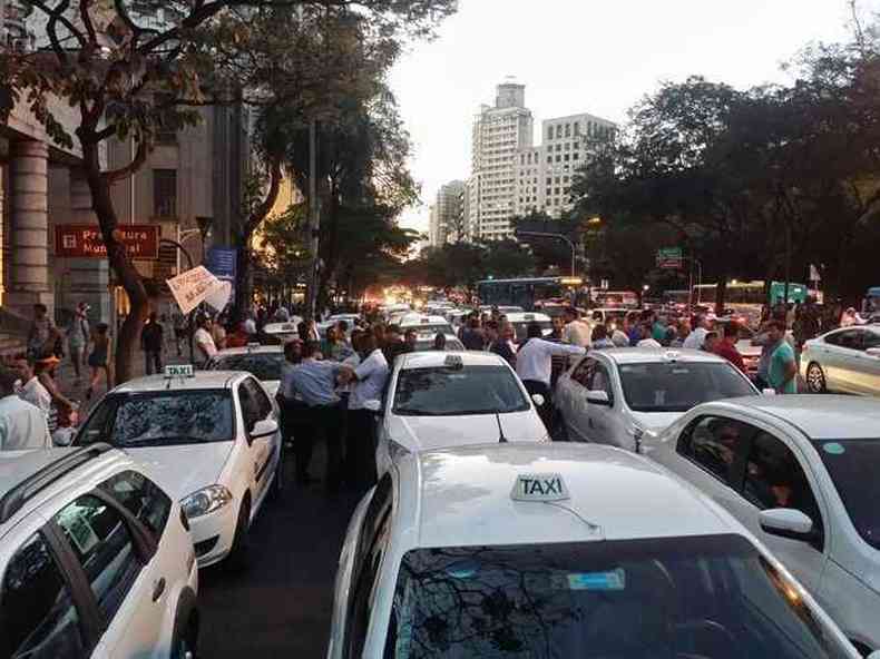 Manifestao no tem representatividade do sindicato dos taxistas(foto: Alexandre Guzanshe/DAPress/Divulgao)