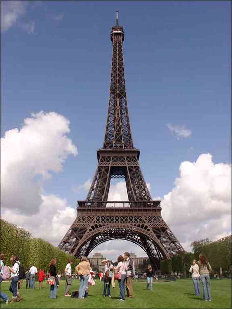 A Torre Eiffel, um dos principais cartes-postais de Paris, encanta no s pela grandeza e imponncia, mas por tudo o que ela representa para a Frana