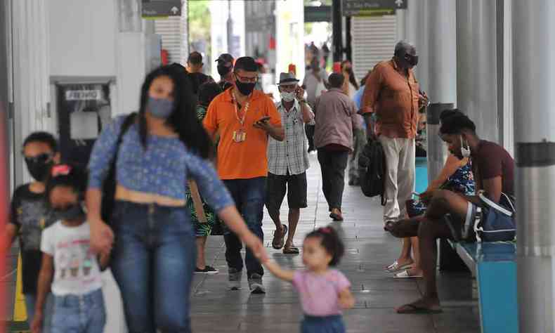 Mulher e crianas em estao de transferncia do Move em BH