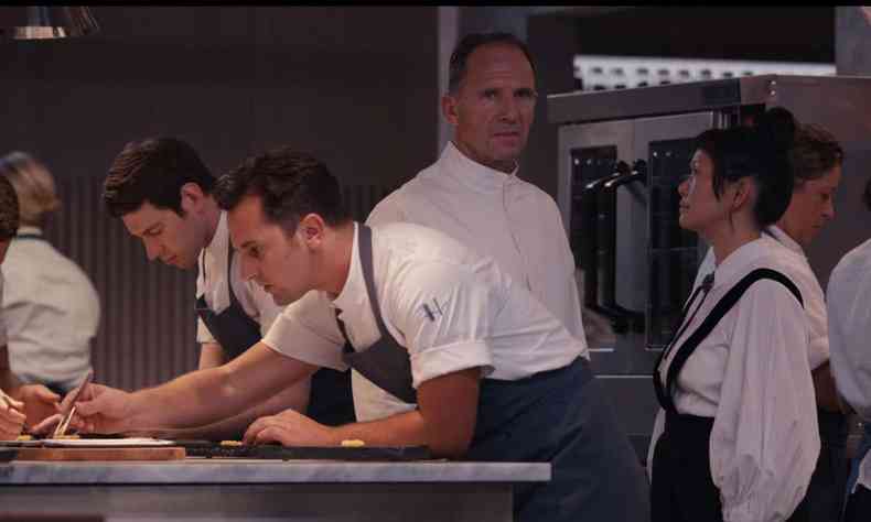 Ralph Fiennes faz o papel de chef e est no centro de enorme a cozinha no filme O menu