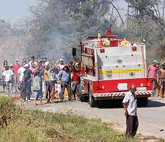 Bombeiros foram chamados para apagar incndio na via(foto: Edesio Ferreira/EM/D.A.Press)